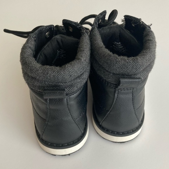 Old Navy Kids Moccasin Boots - Picture 4 of 5